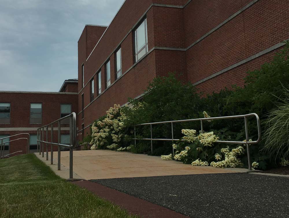 Wheelchair-accessible ramp to building